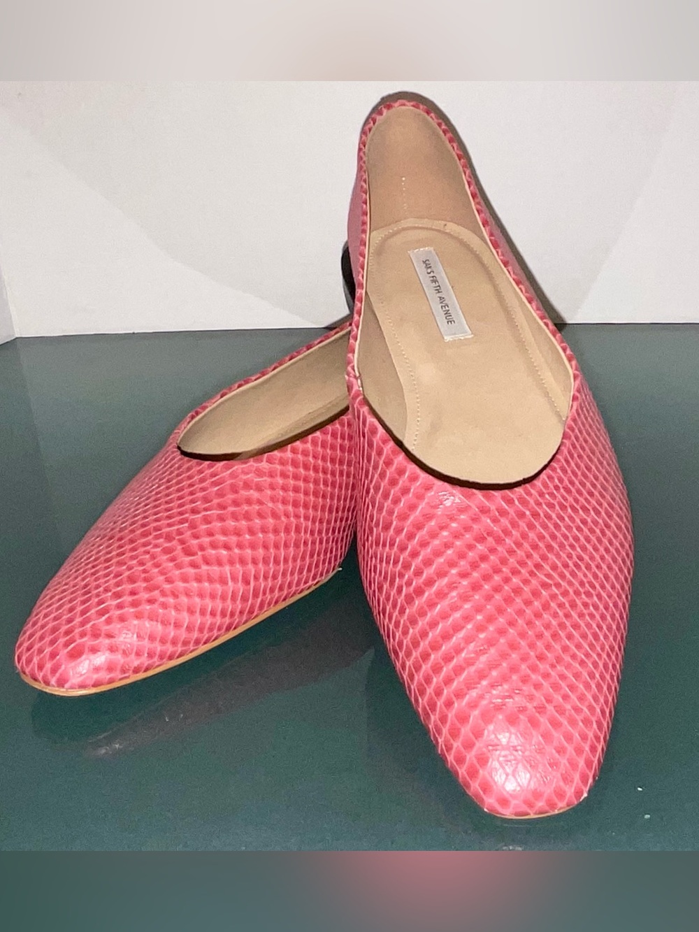 SAKS 5TH AVE CORAL PINK SNAKESKIN FLATS ARCHITECTURAL HEEL SIZE 9